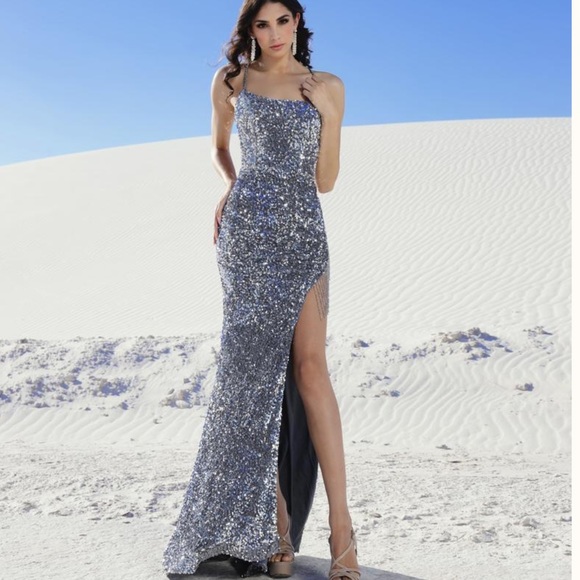 Vienna Prom Dresses & Skirts - Vienna Prom Dress Size 6